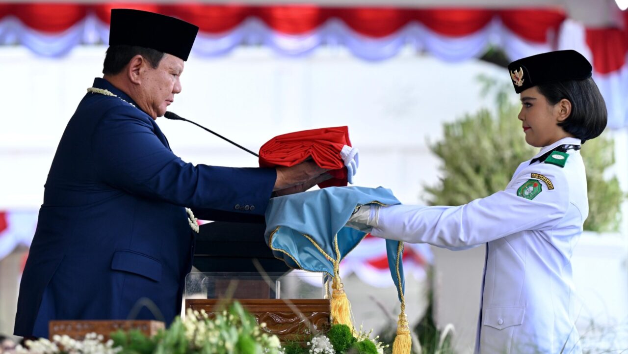 Presiden Prabowo Subianto Memberikan Bendera Merah Putih Kepada Paskibraka Untuk Dapat Dikibarkan